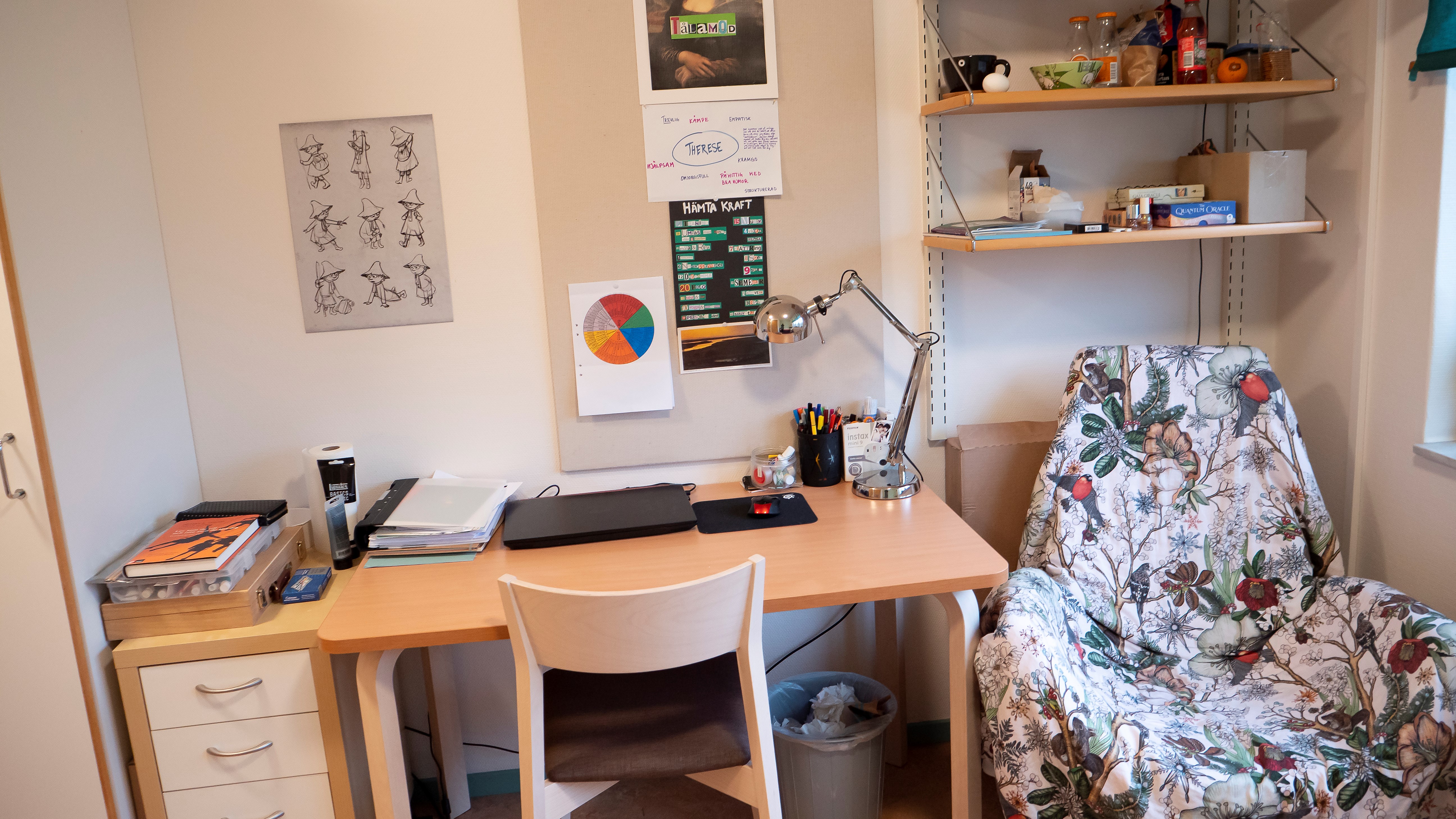 Skrivbord, fåtölj och hylla, litet enkelrum Nybo.