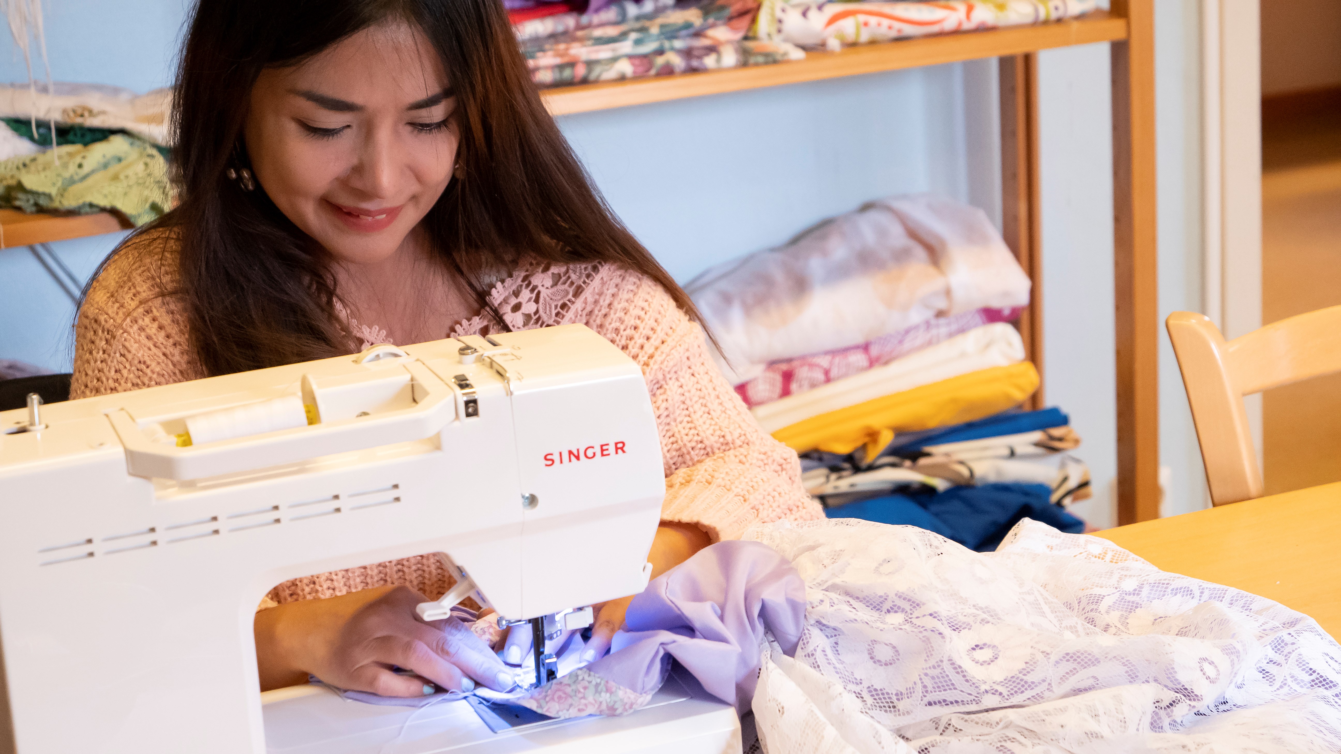 En deltagare arbetar vid en symaskin.