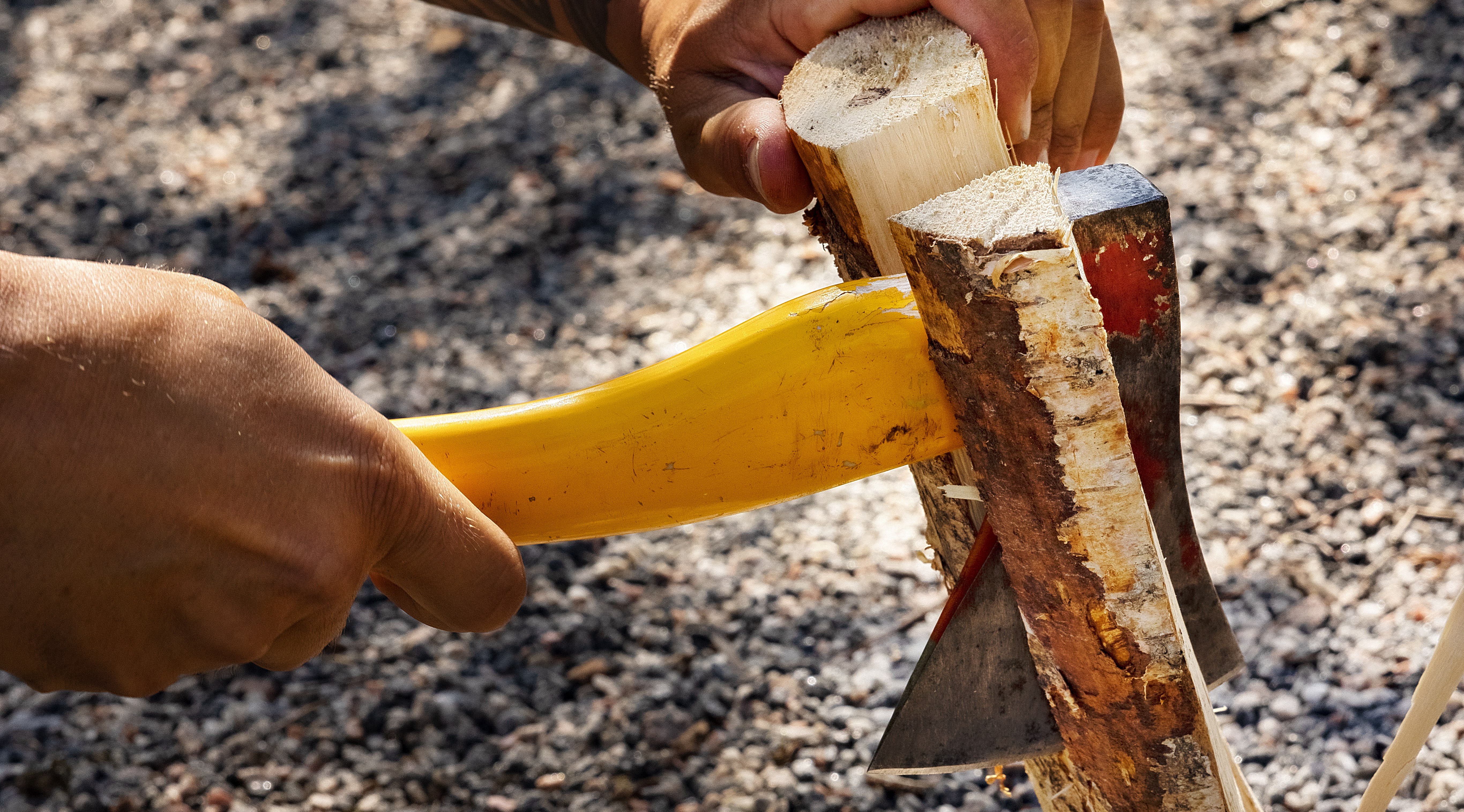 En person som klyver ved.