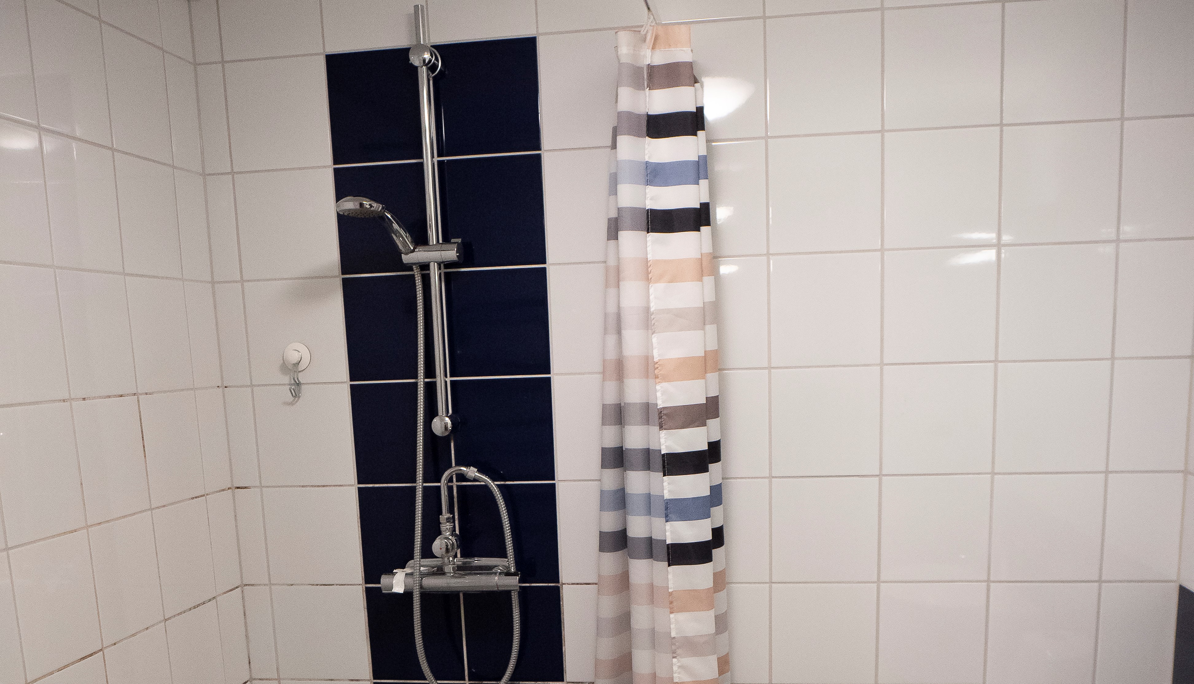 Dusch med duschdraperil.