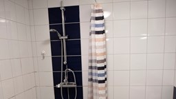 Dusch med duschdraperil.