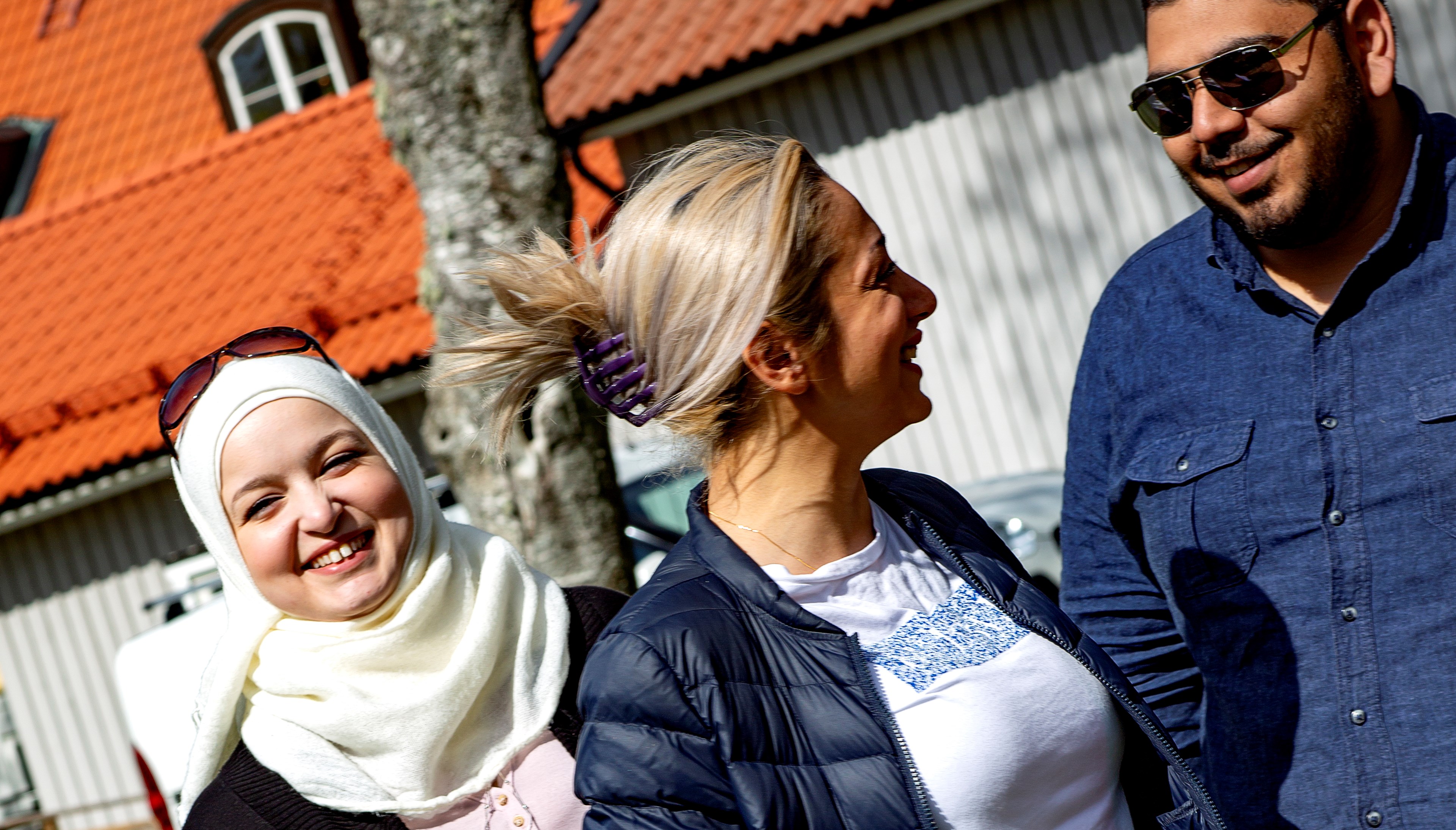 Tre glada deltagare från Dalslands folkhögskola. De befinner sig utomhus.