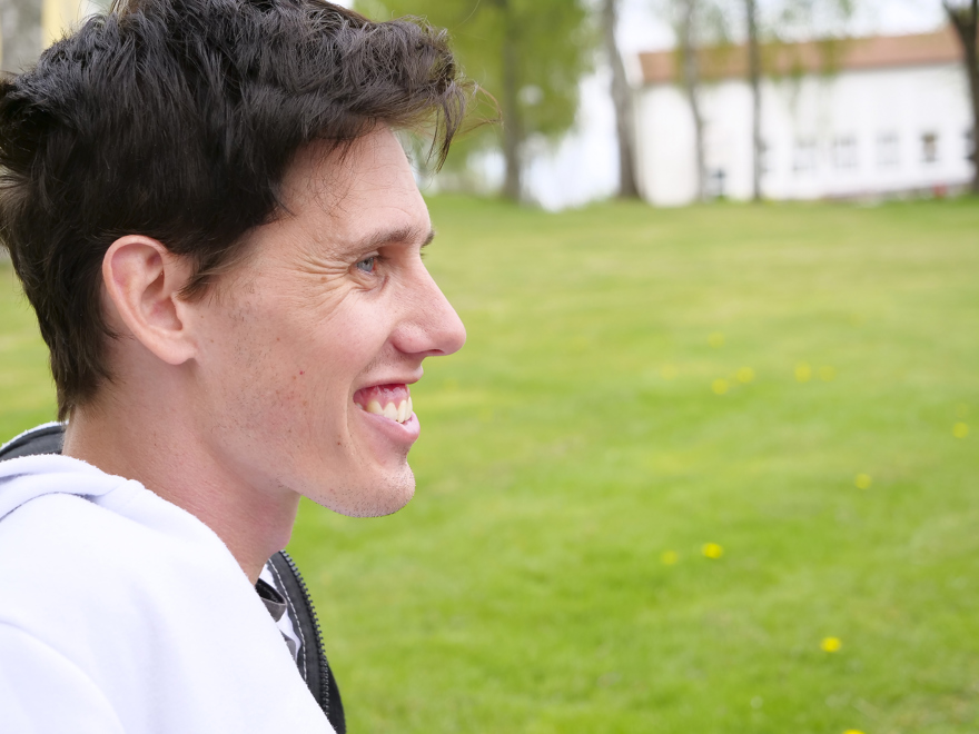 Alex, deltagare på Livslinjen, fotograferad i profil.