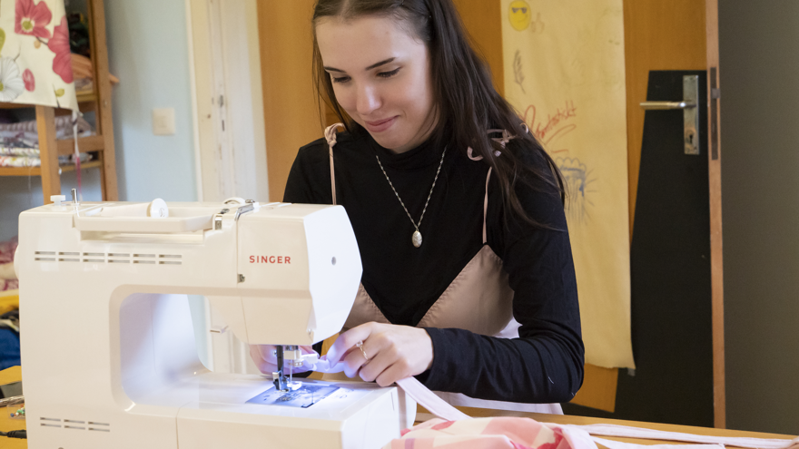 En deltagare som syr på symaskin