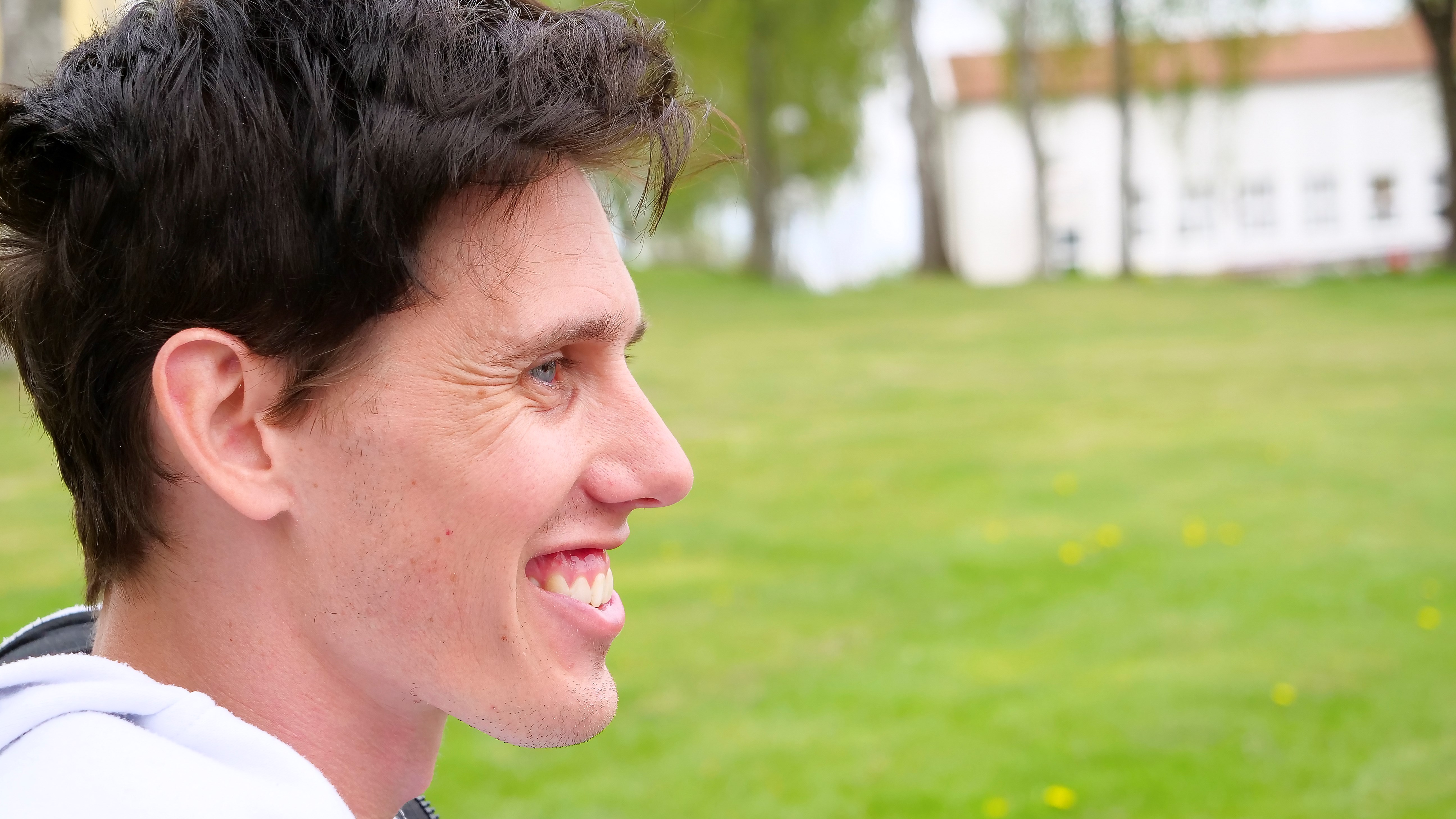 Porträttbild av Alex, deltagare Livslinjen, fotograferad i profil.