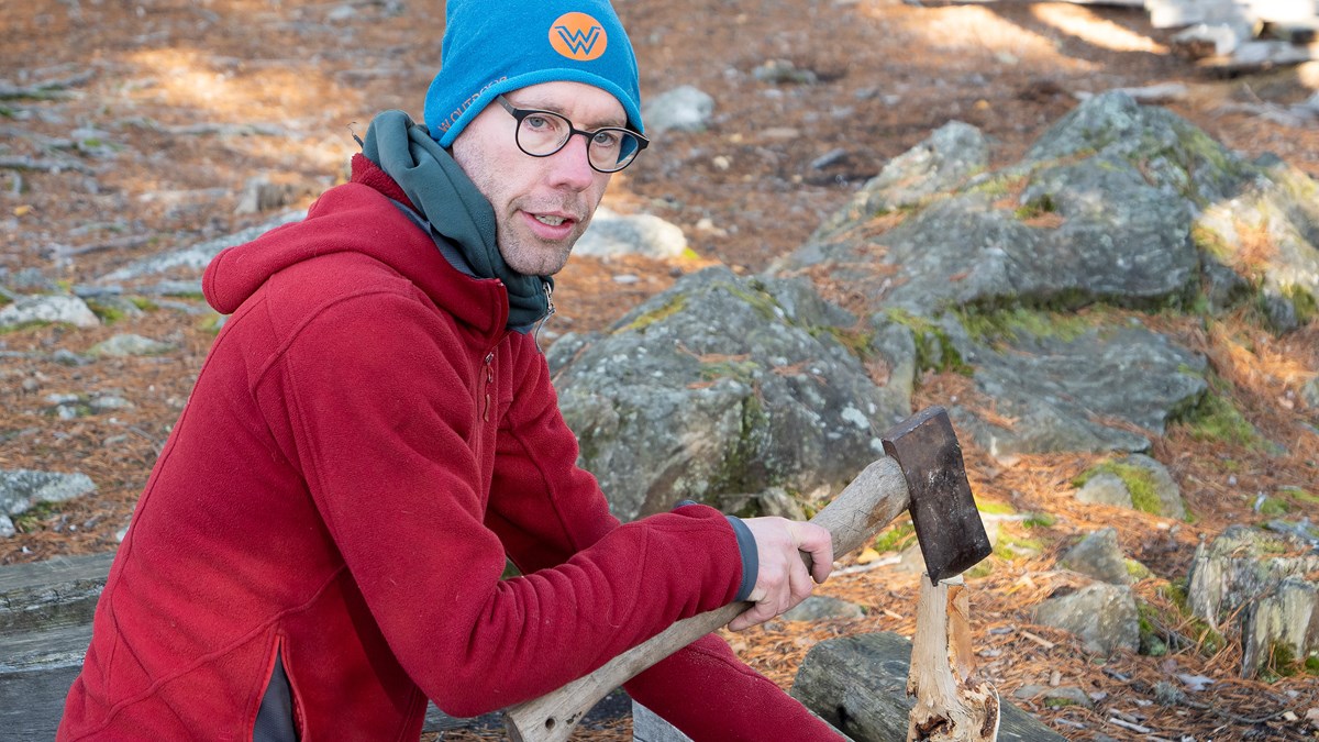 Erik Westling, lärare på Dalslandsguide, Äventyrsguide och Allmän kurs Friluftsliv, hugger ved.
