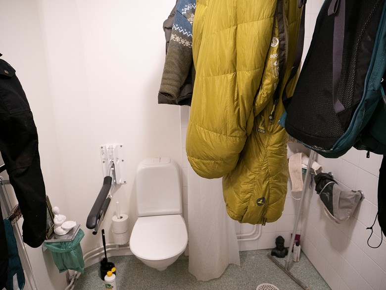 Ett badrum med friluftsutrustning som hänger på tork.