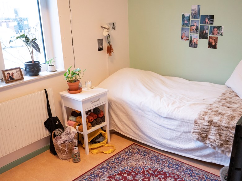 En säng och ett sängbord med garner, Nybo internat.
