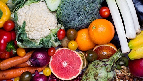 En bild med blandade frukter och grönsaker.