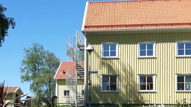 En av byggnaderna vid Dalslands folkhögskola i Färgelanda.