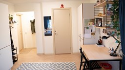 Ett dubbelrum på internatet Lillebo, Dalslands folkhögskola i Färgelanda. Skrivbord med hylla ovanför samt garderober.