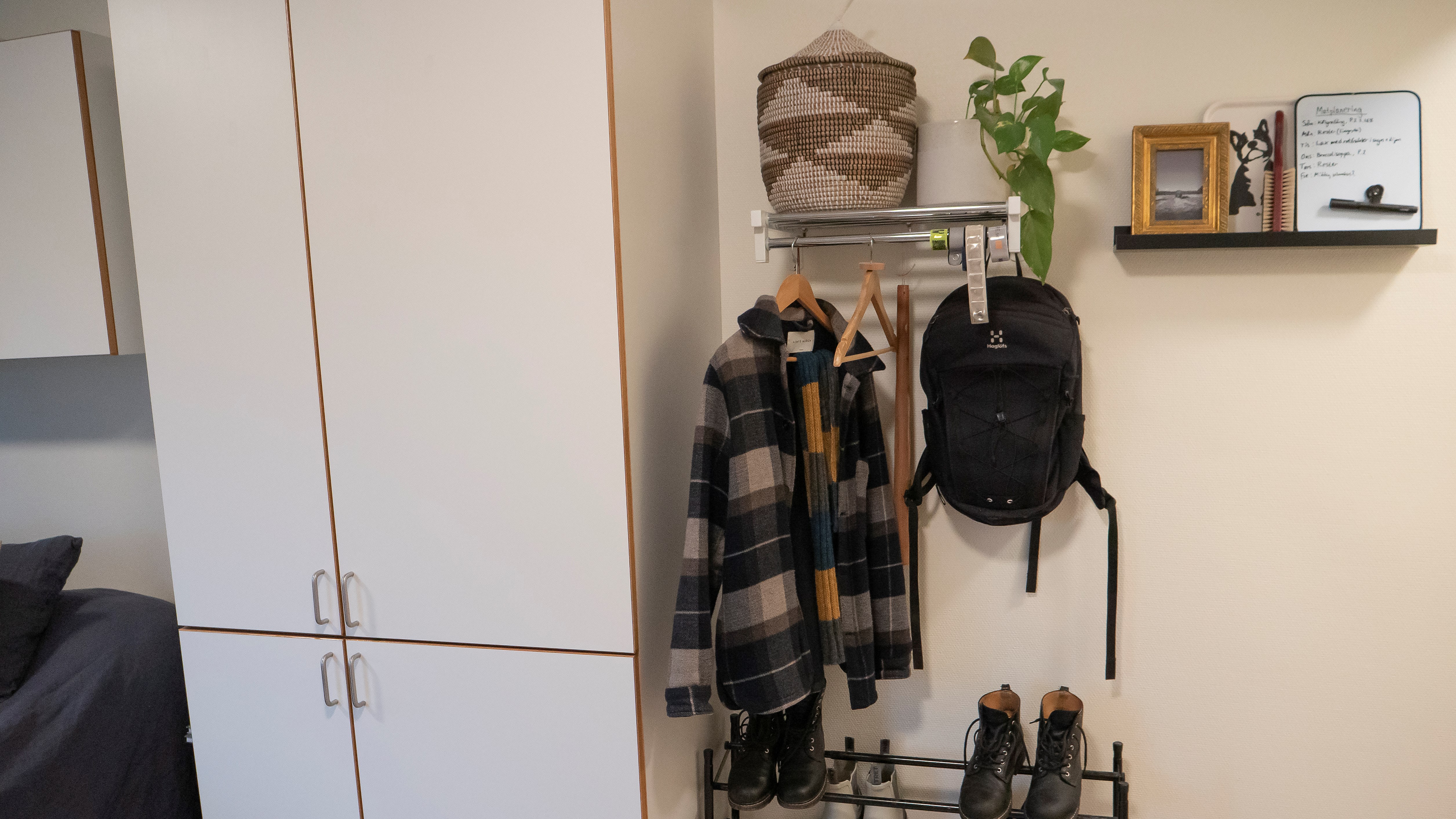 Skåp och garderober samt en hatthylla och skohylla i ett dubbelrum på internatet i Lillebo.