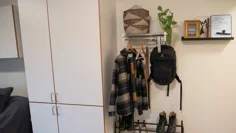 Skåp och garderober samt en hatthylla och skohylla i ett dubbelrum på internatet i Lillebo.