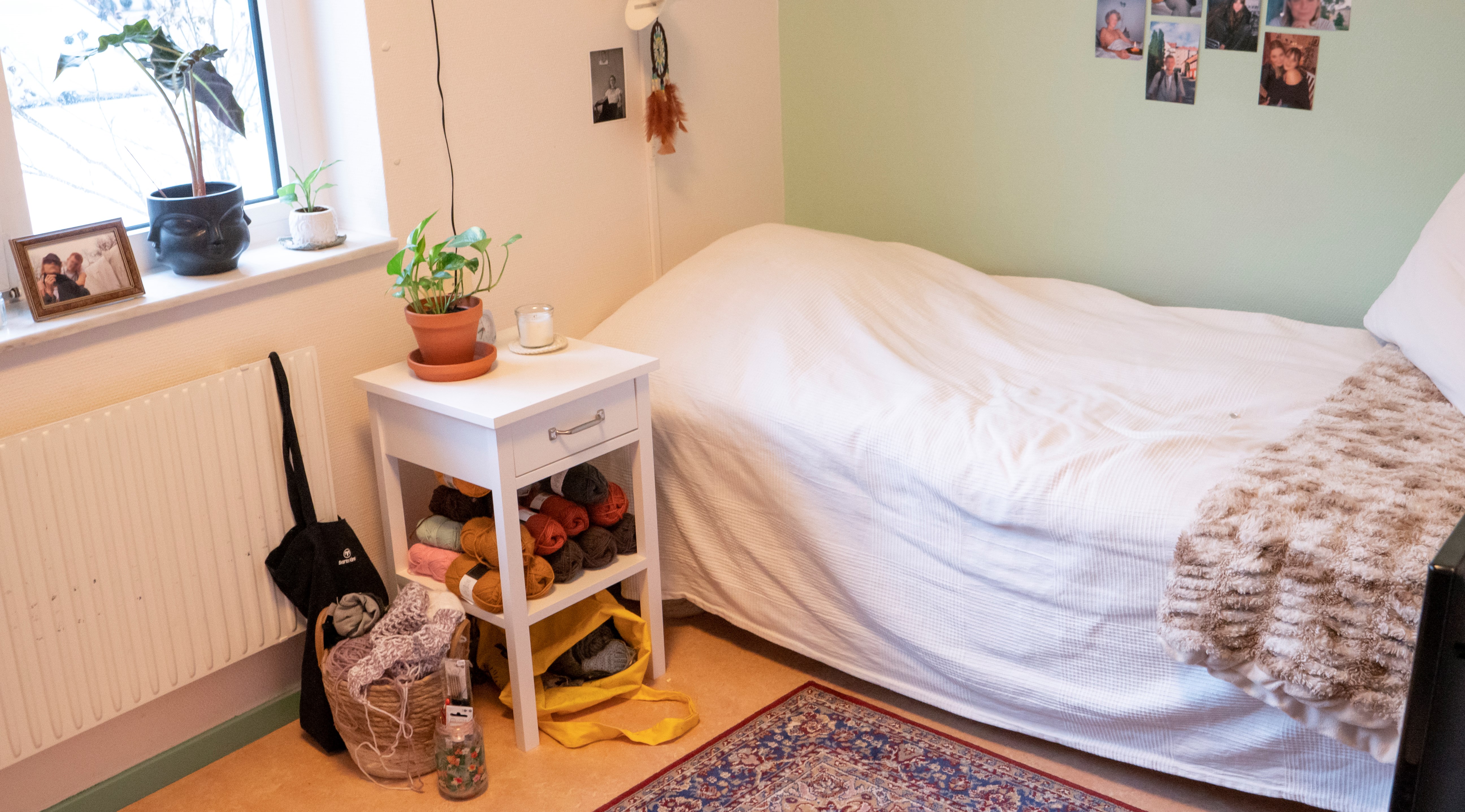 En säng och ett sängbord med garner, Nybo internat.