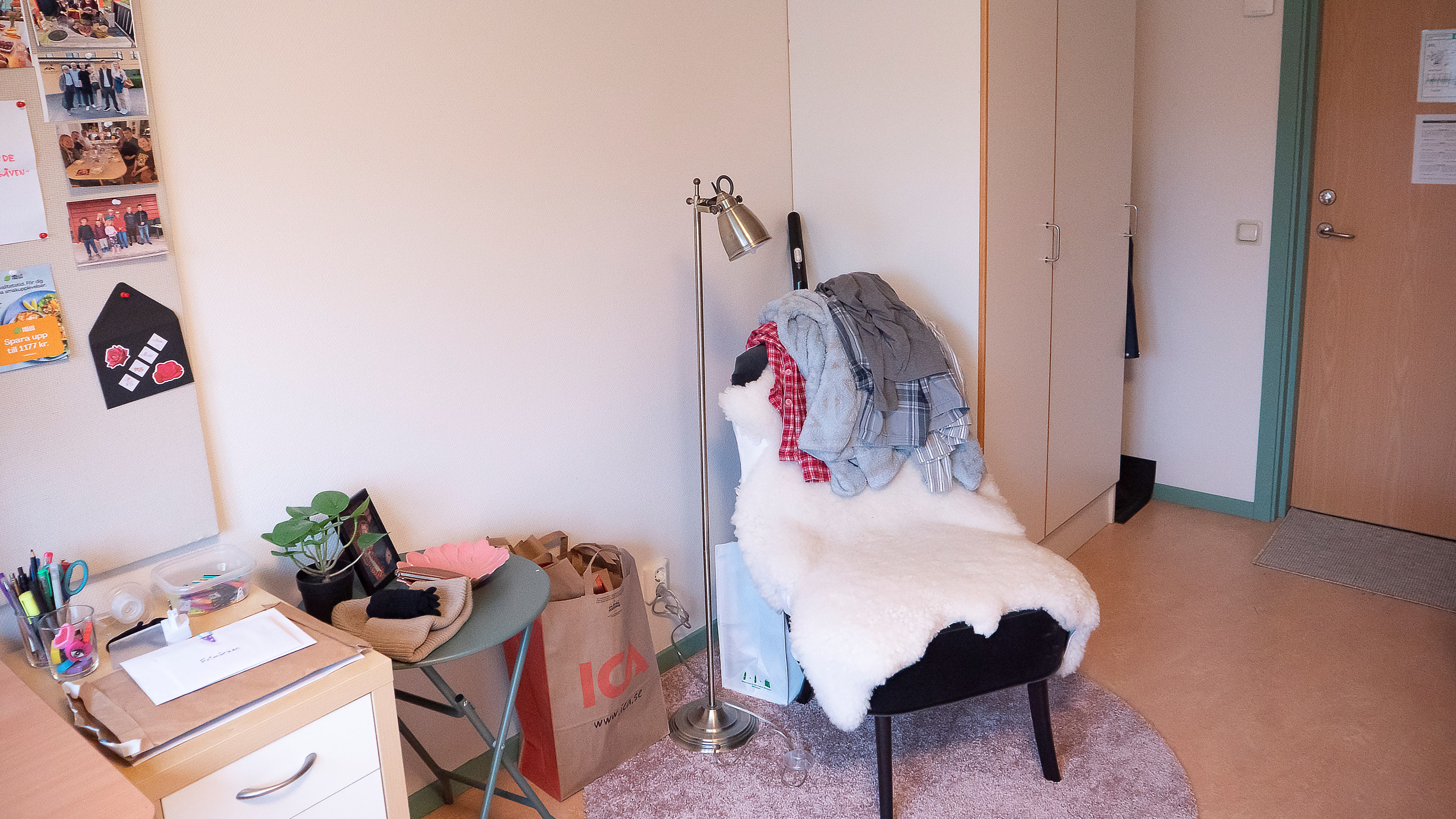 Fåtölj och garderob, stort enkelrum, Nybo internat.