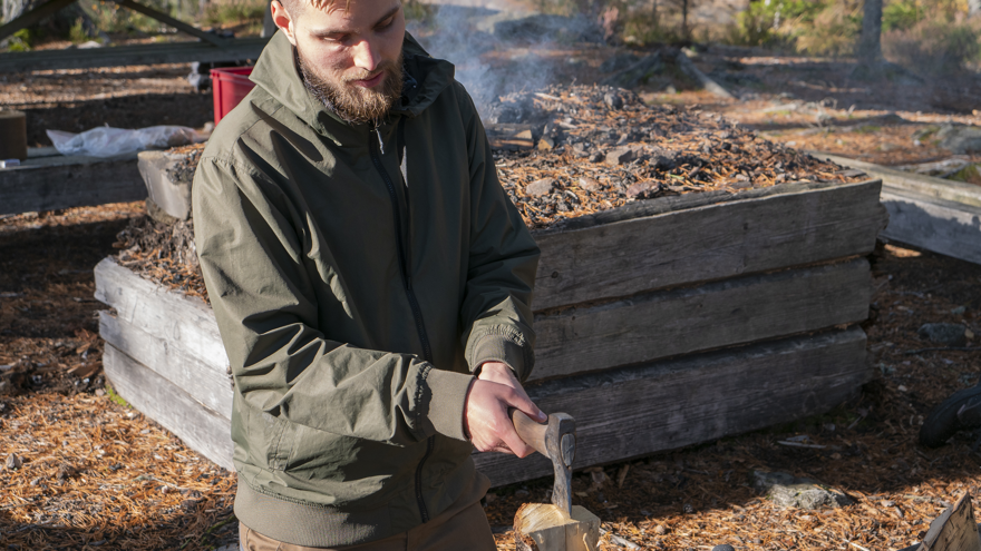 Vedhuggning på knä.