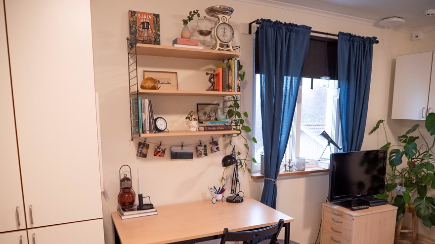 Ett skrivbord, hylla och garderober, Lillebo internat.