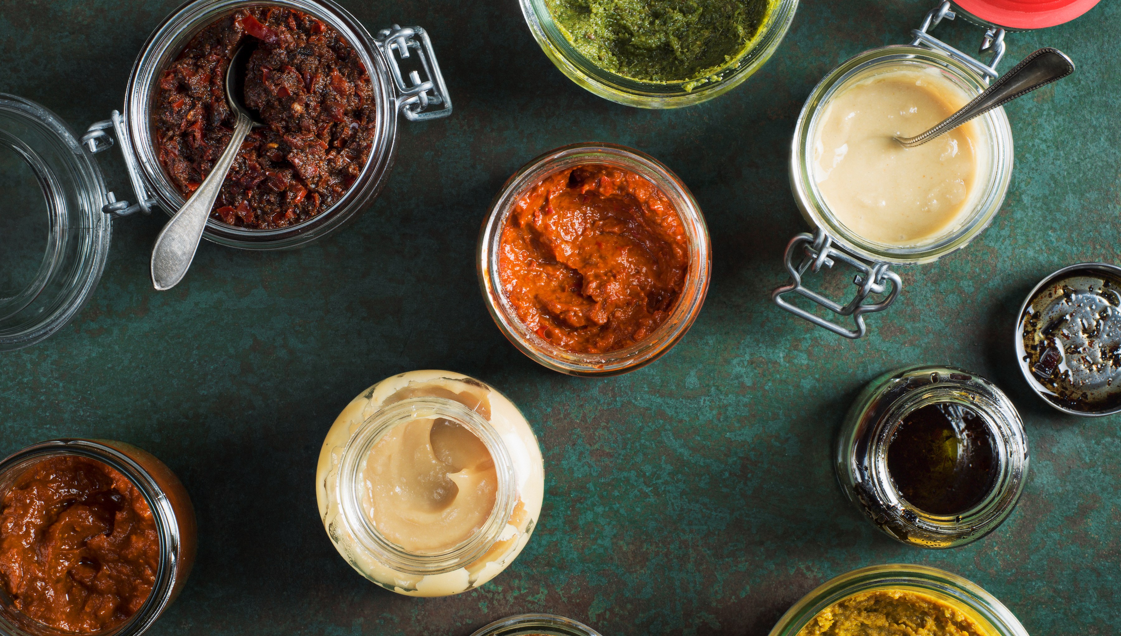 Kryddpasta och curry i burkar