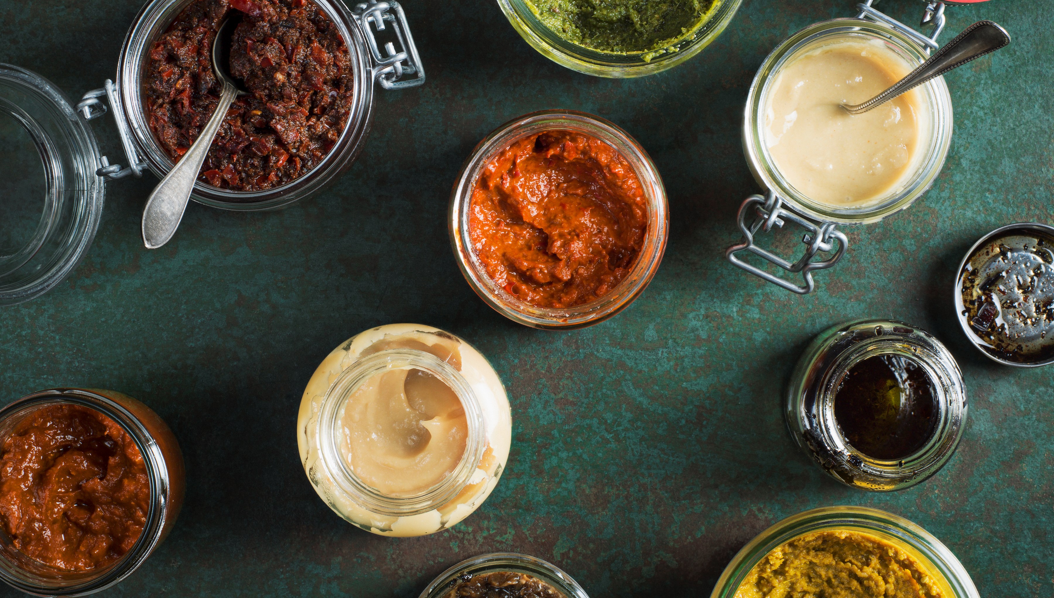 Olika såser och röror i glasskålar.