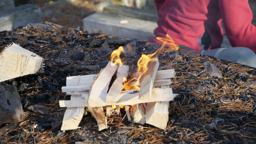 En brinnande eld utomhus.