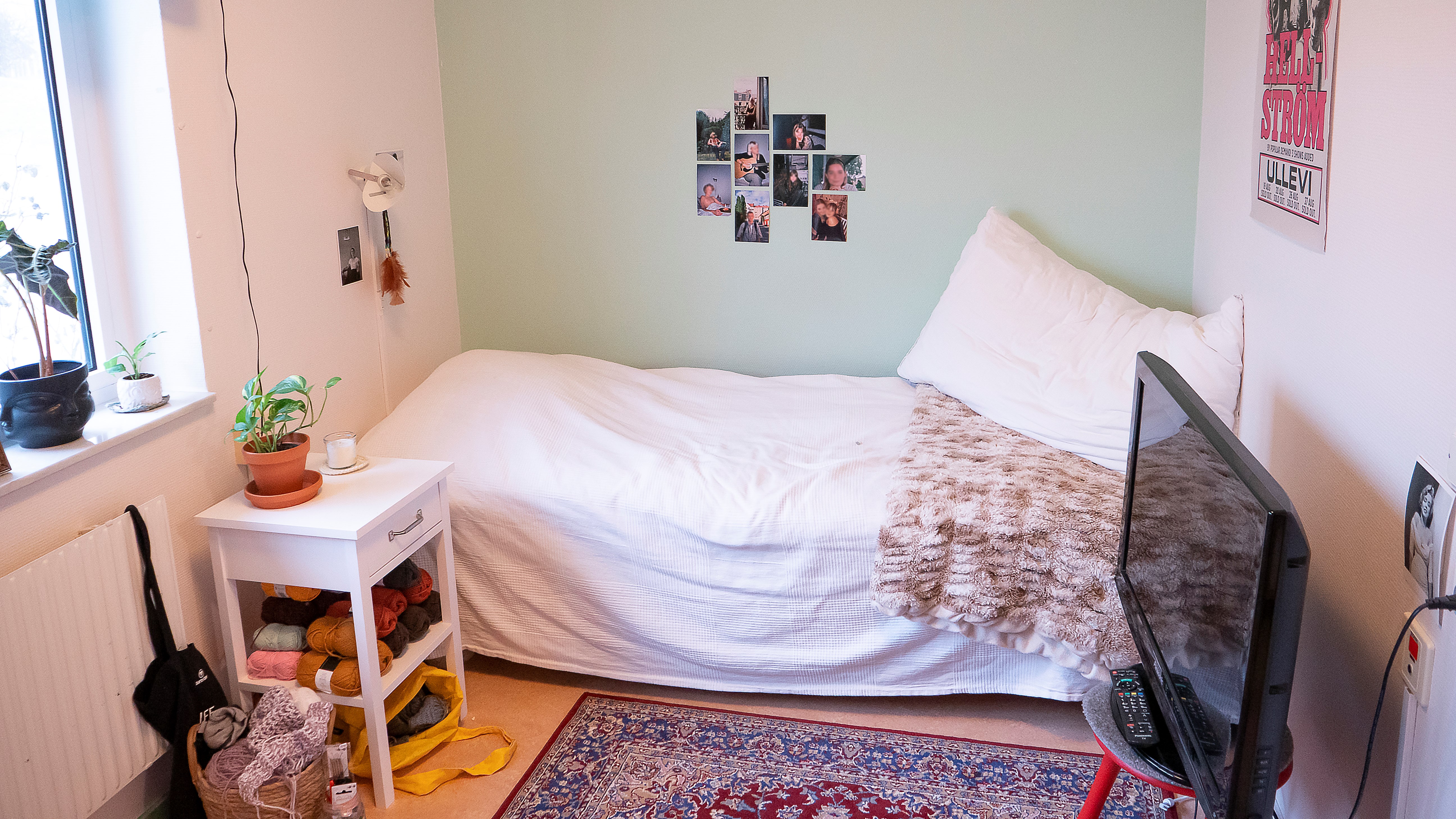 En säng med sängbord och en tv.