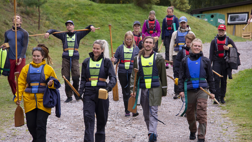 En grupp deltagare som bär flytvästar och paddlar.