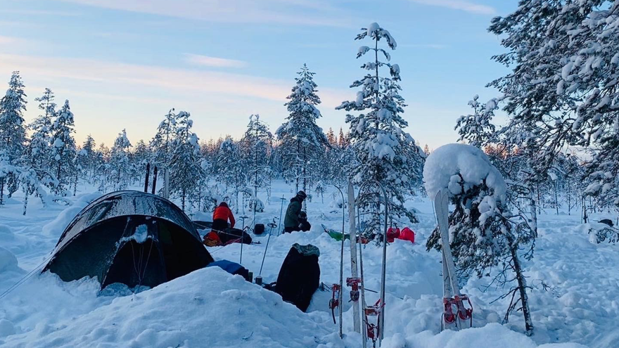 Tältning I snön under äventyrsguidekursen på Dalslands folkhögskola.
