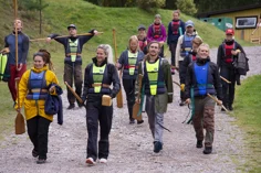Lisa och resten av äventyrsguiderna på väg ut på en av sina första paddlingsturer tillsammans..