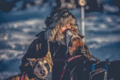 Lisa Carlson, som jobbar som hundspannsguide i Sälen, kelar med två hundar i snön.
