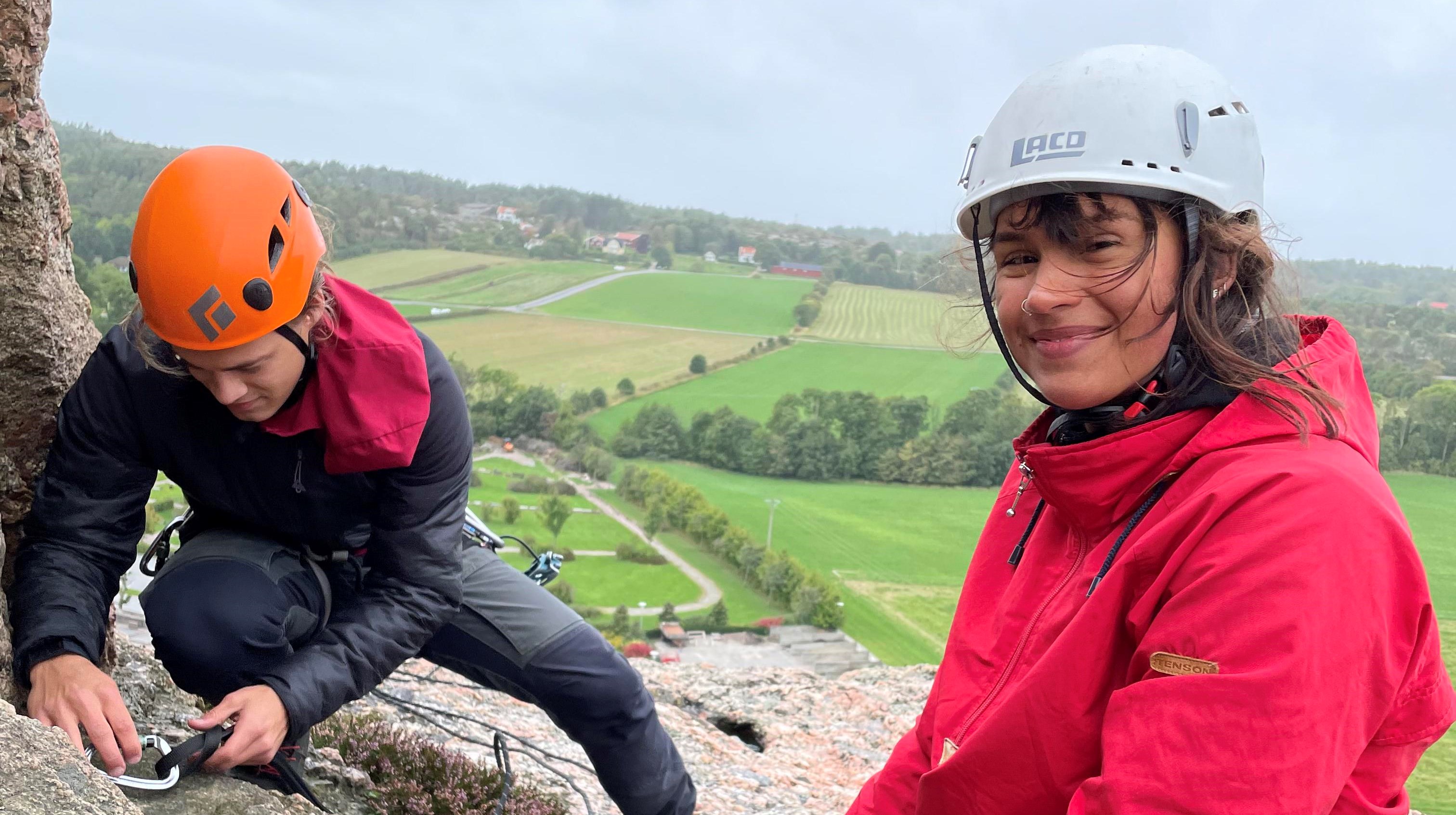 Två äventyrsguider som klättrat uppför en klippa..