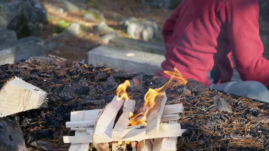 En brinnande eld utomhus.