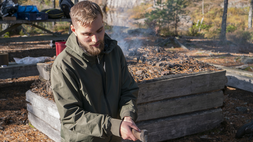 Vedhuggning på knä.