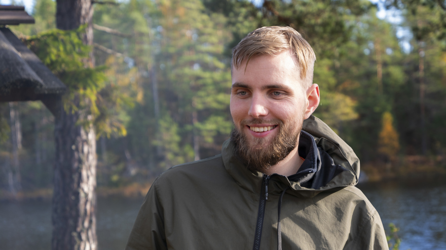 Bild på en av deltagarna på Allmän kurs Friluftsliv ute i naturen.
