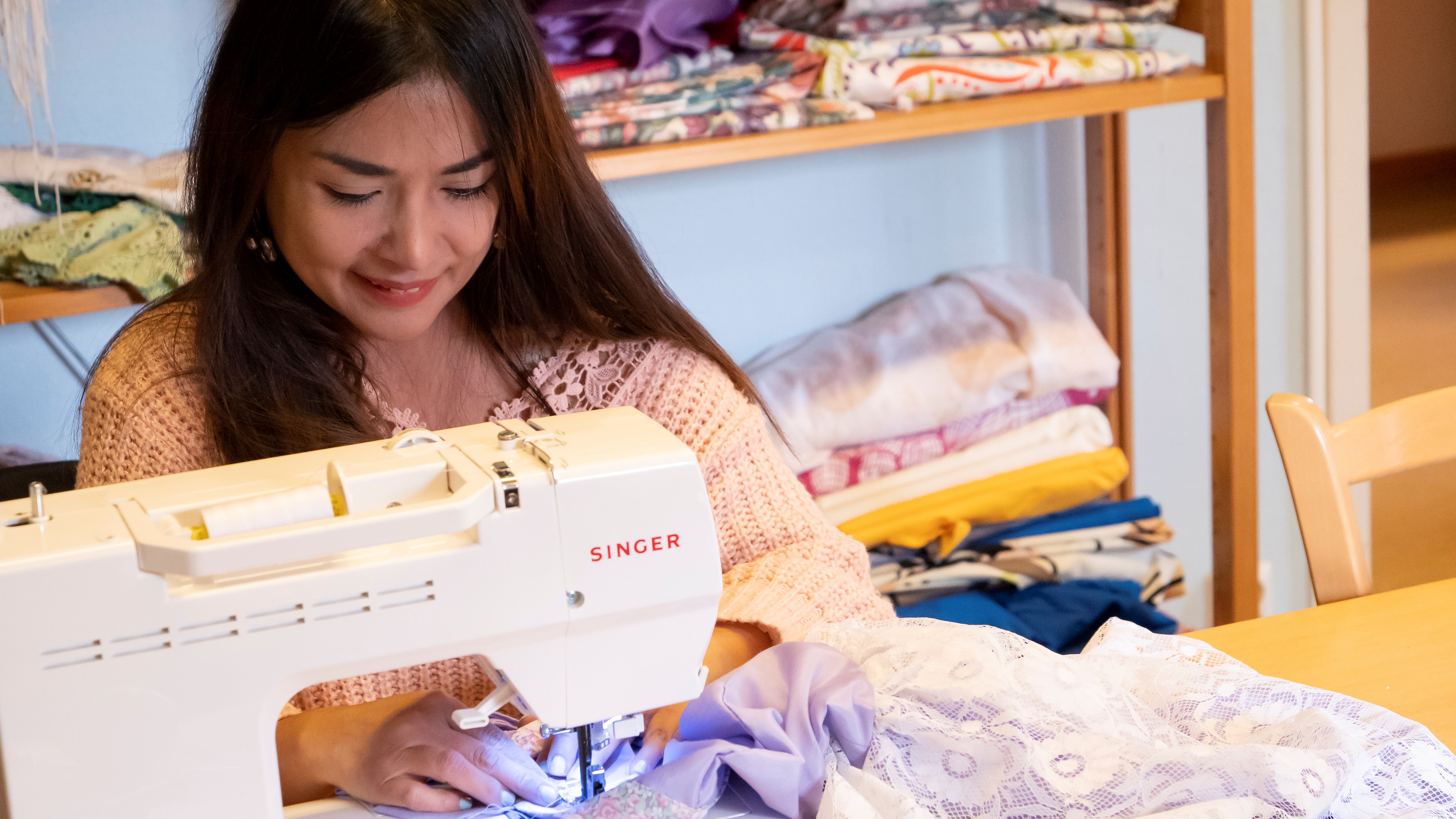 En deltagare arbetar vid en symaskin.