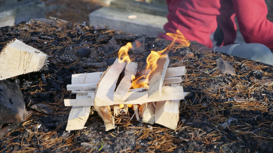 En brinnande eld utomhus.