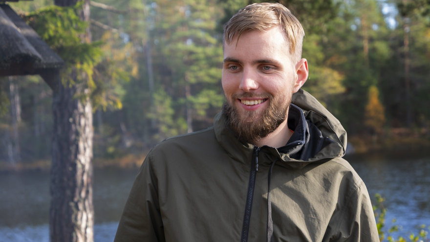 Bild på en av deltagarna på Allmän kurs Friluftsliv ute i naturen.