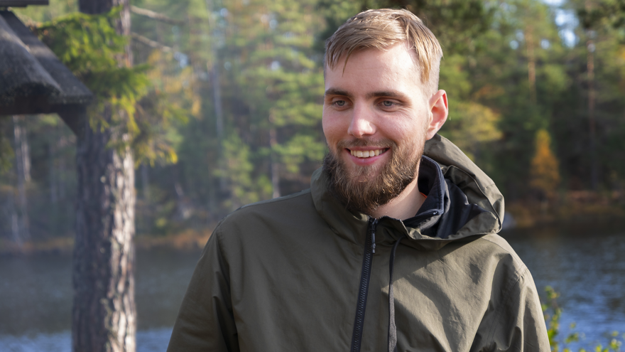 Bild på en av deltagarna på Allmän kurs Friluftsliv ute i naturen.