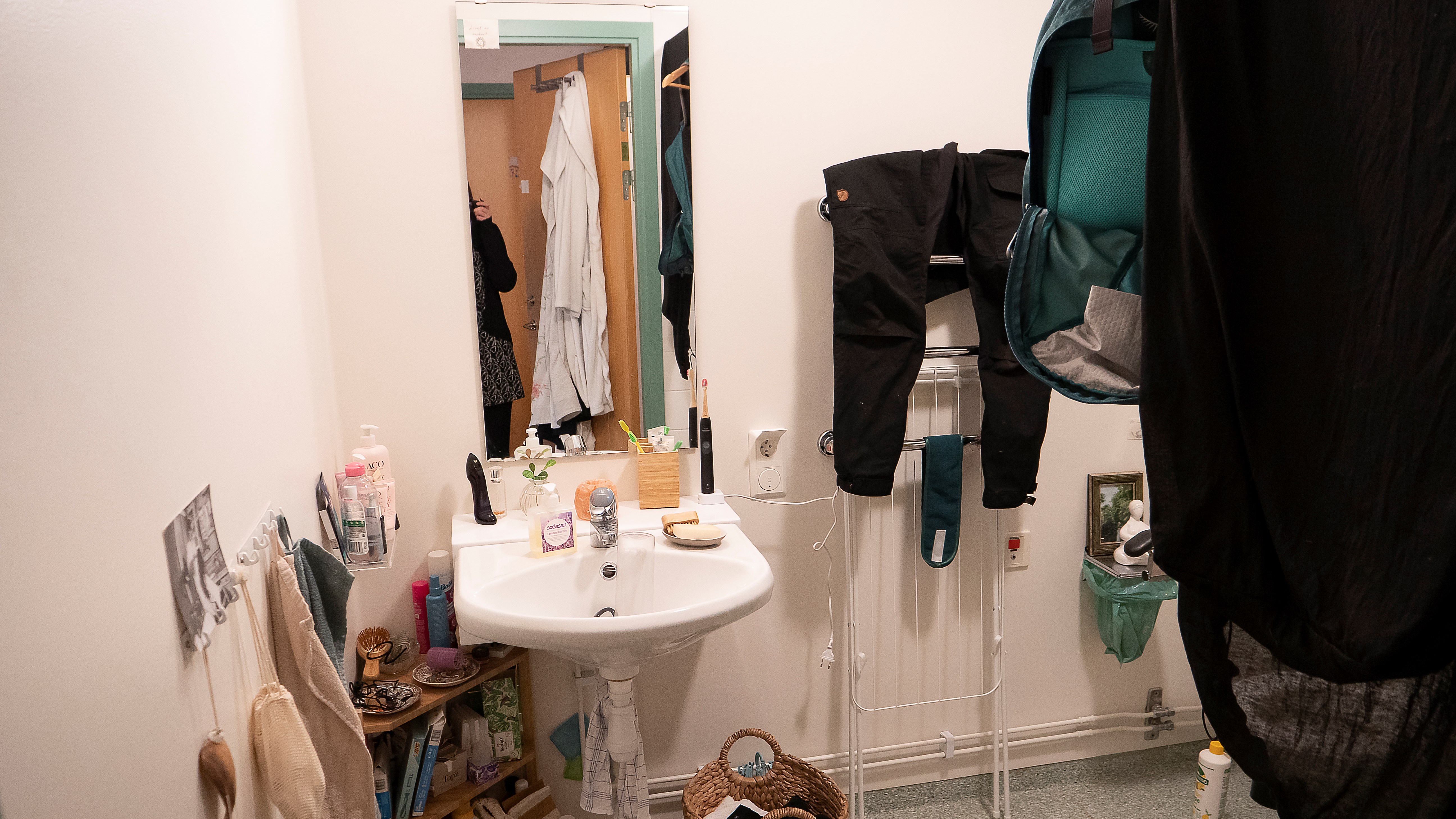 Badrum med handfat och spegel.