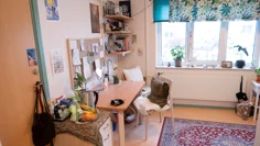 Skrivbord, hurts och hylla, stort enkelrum, Nybo internat.