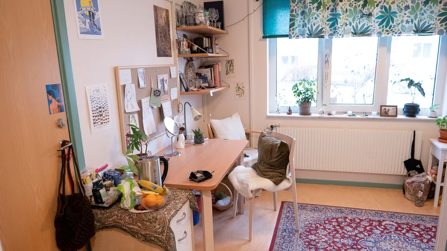 Skrivbord, hurts och hylla, stort enkelrum, Nybo internat.