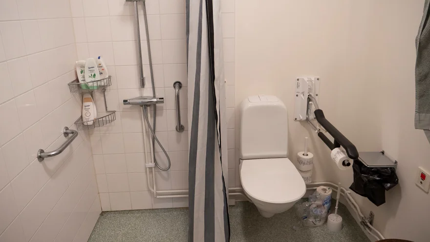 Dusch och toalettstol, stort enkelrum, Nybo internat.