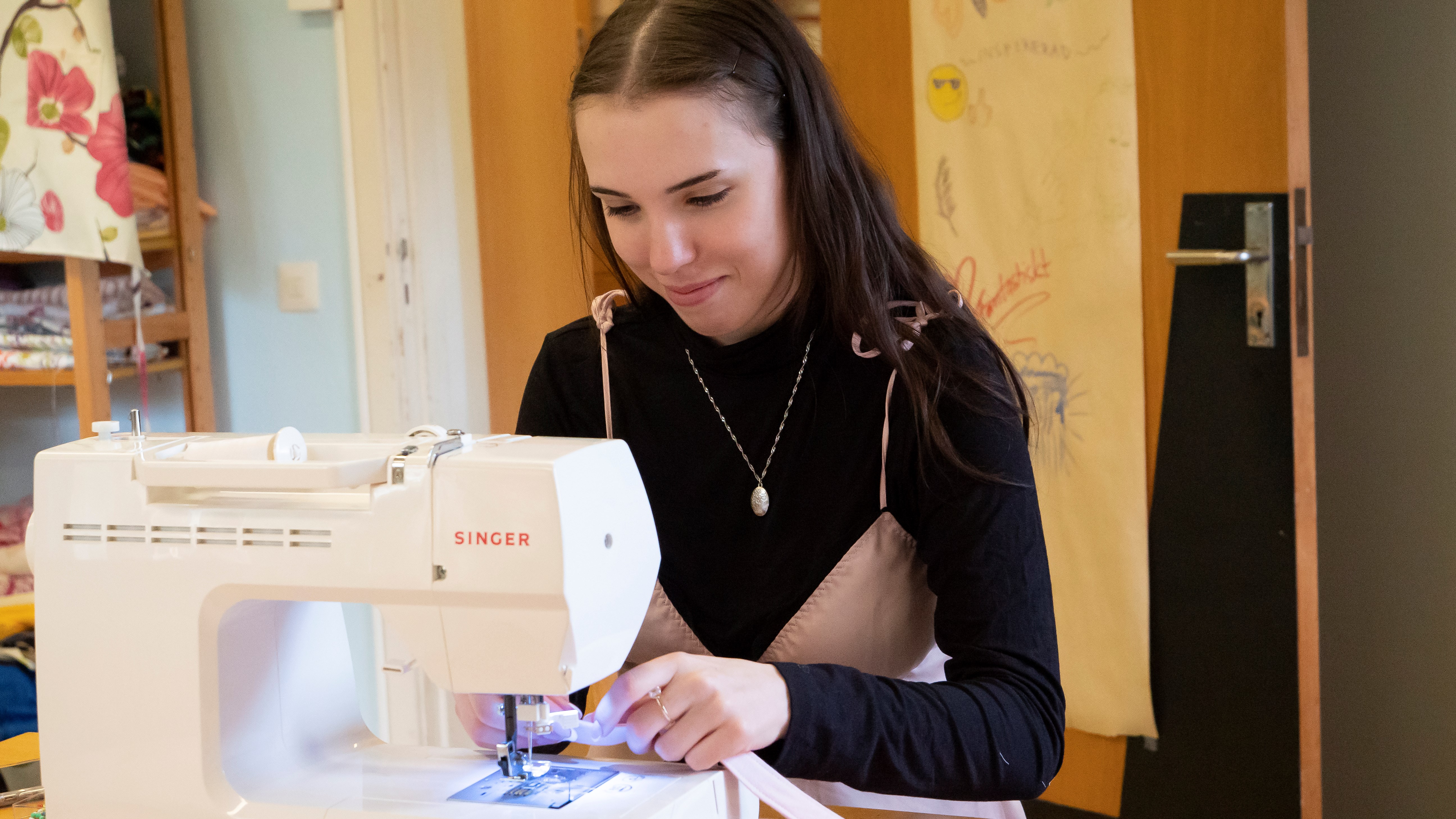 En deltagare arbetar vid en symaskin.