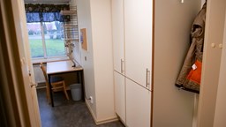 Litet internatrum, Gråbo, Dalslands folkhögskola i Färgelanda. Ett skrivbord framför ett fönster med en hylla ovanför samt fyra garderober och en hatthylla.