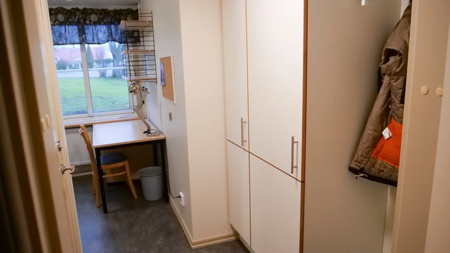 Litet internatrum, Gråbo, Dalslands folkhögskola i Färgelanda. Ett skrivbord framför ett fönster med en hylla ovanför samt fyra garderober och en hatthylla.