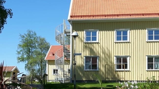 Några av internathusen i Färgelanda: gula hus i trä med tegeltak.