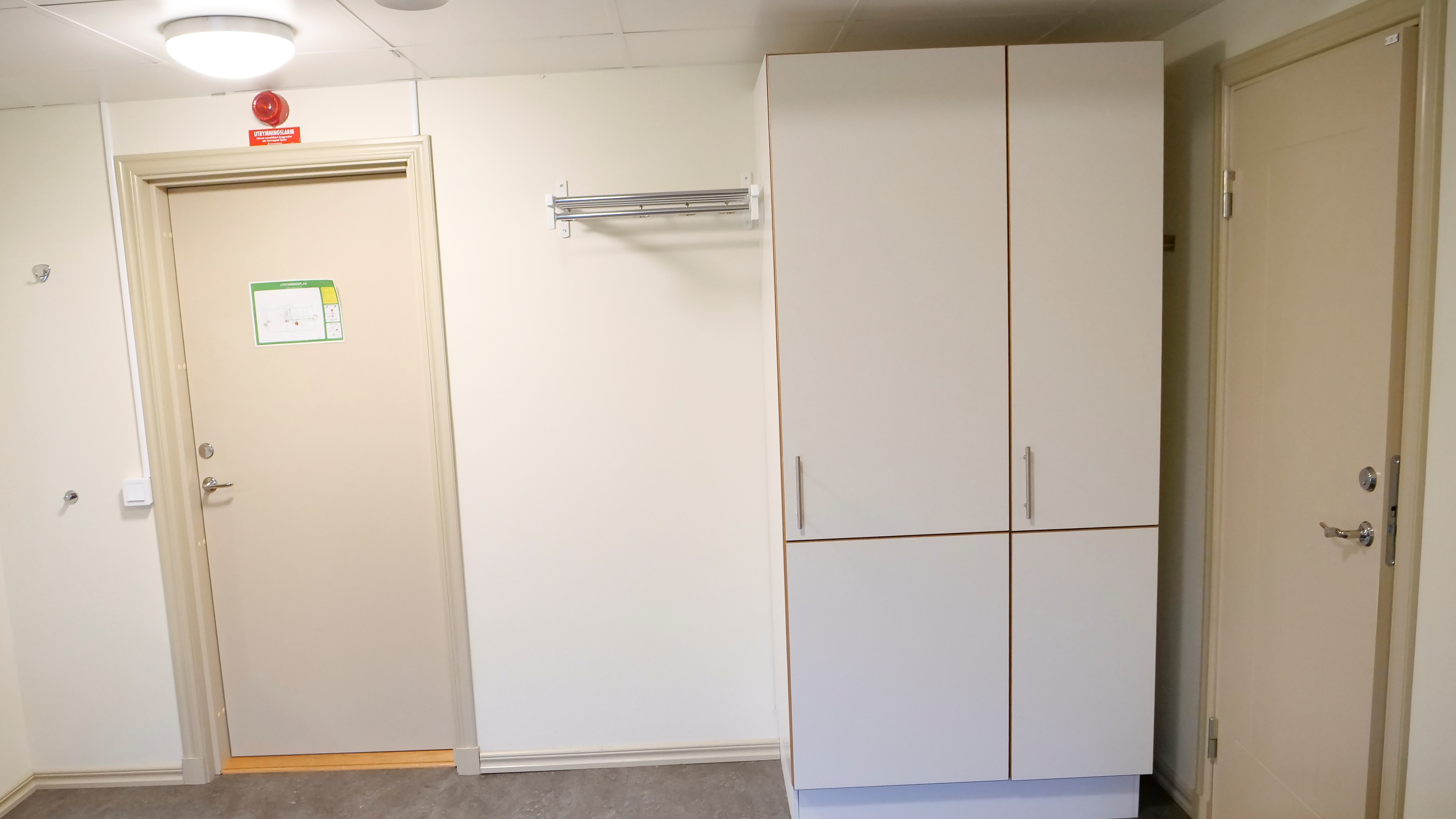 2 stycken garderober och en hatthylla.