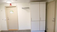 2 stycken garderober och en hatthylla.