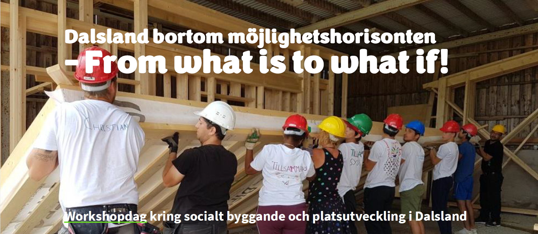 Många människor som reser en väggmodul tillsammans.