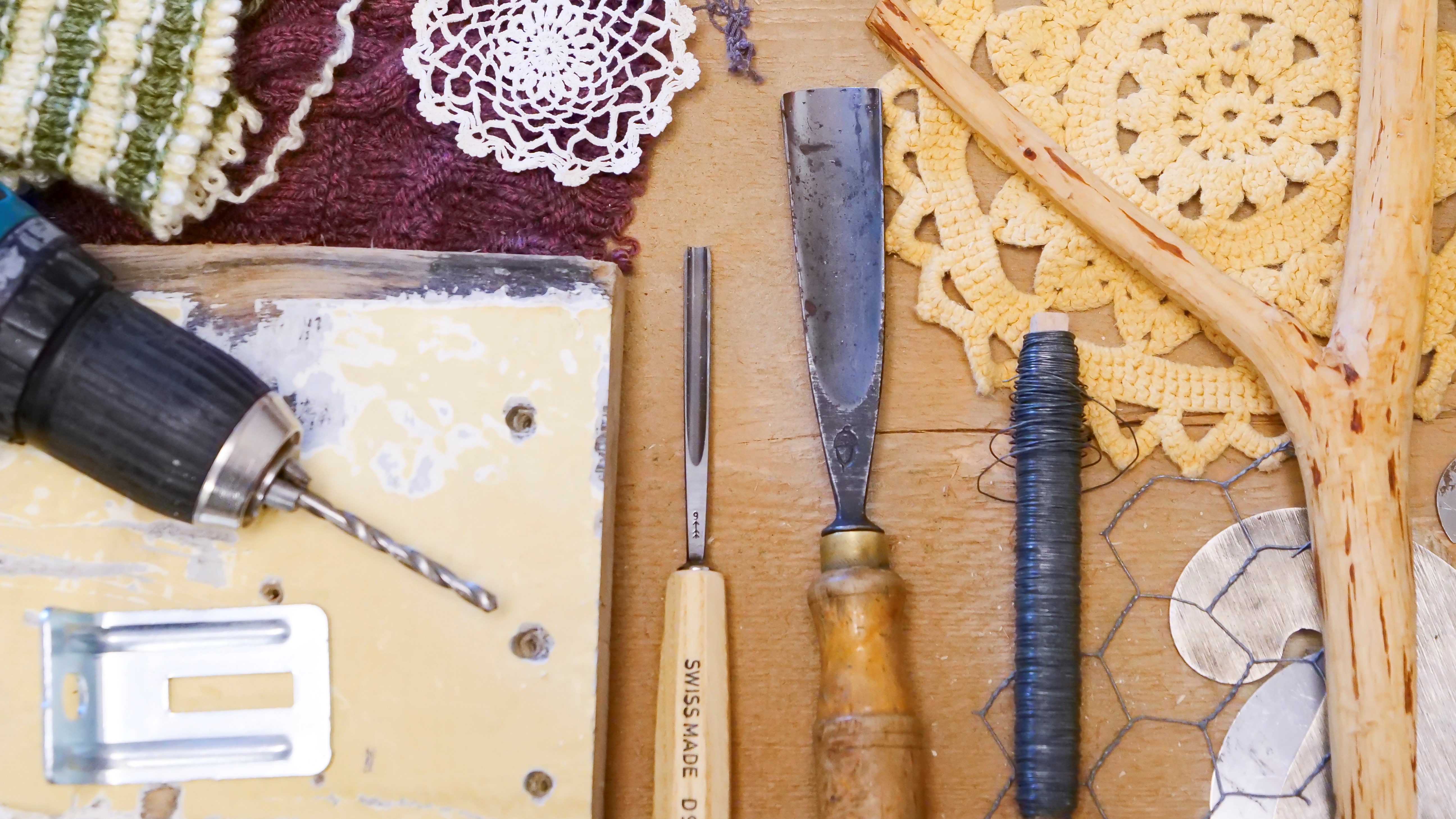 Blandade verktyg och material för skapande och återbruk.