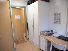 Garderober och skrivbord, litet enkelrum, Nybo